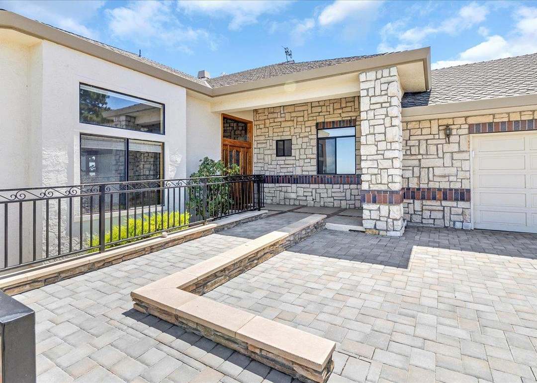 275 Nicholson Dr