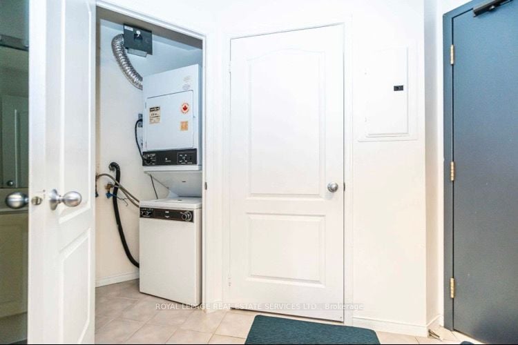 555 Yonge St 502