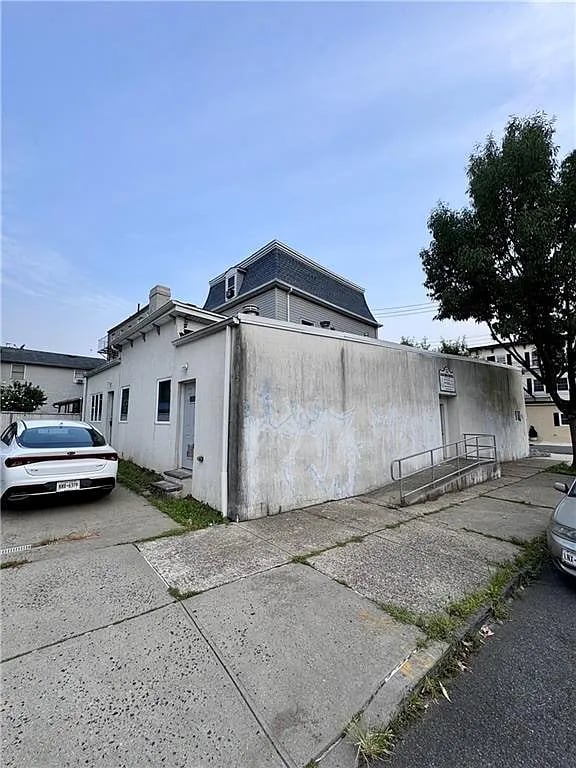 70 Grove Ave