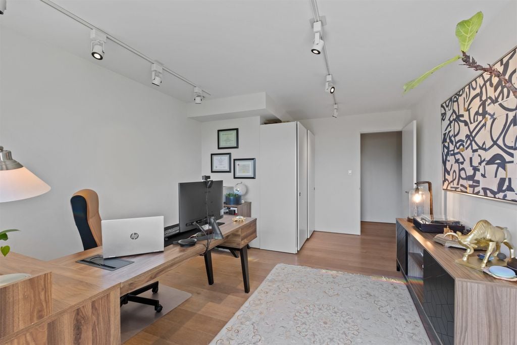 4045 Bayridge Ave