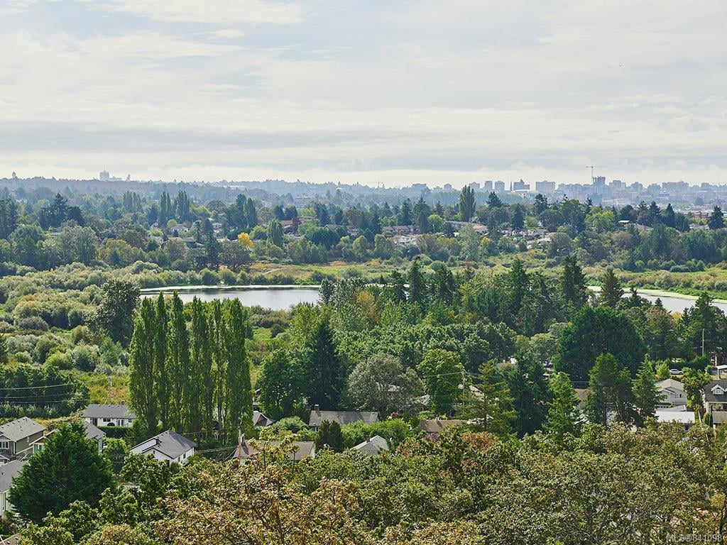 703-4011 Rainbow Hill Lane, Saanich