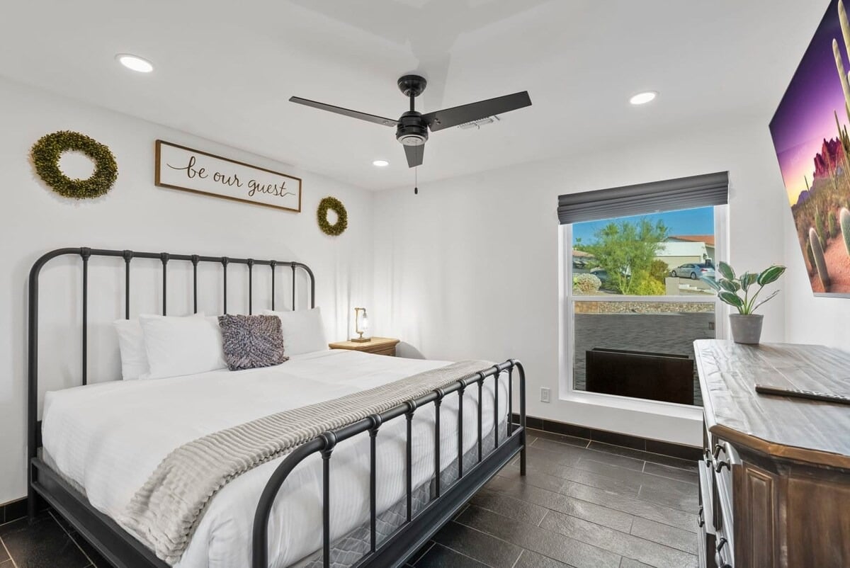 Phoenix Luxury! Pickleball | Free Heated Pool | Hot Tub