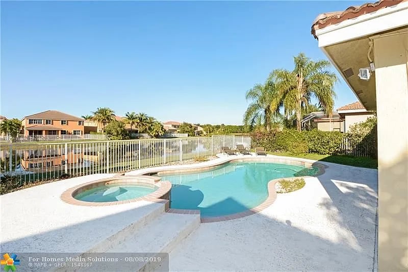 1612 Blue Jay Cir