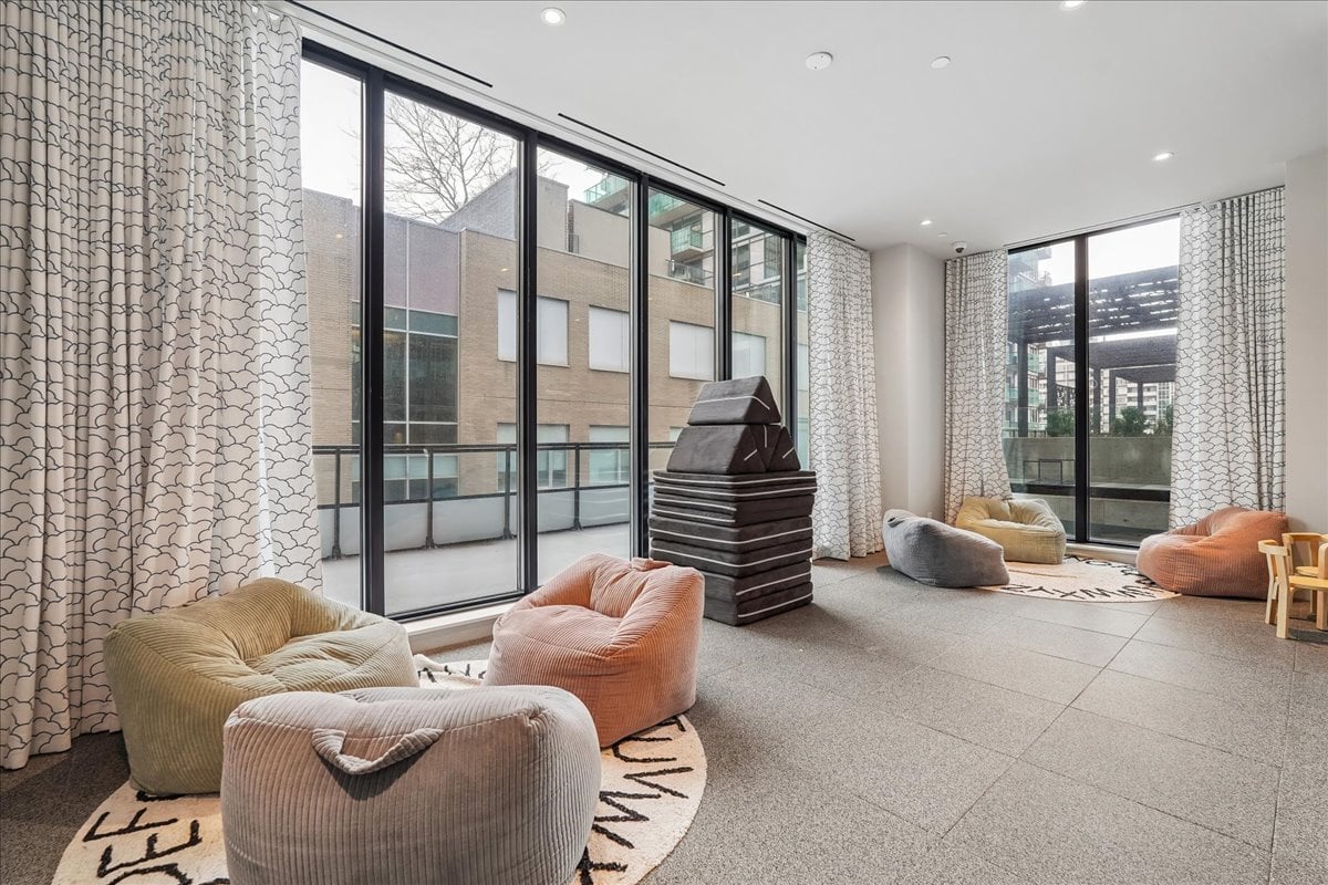 2-bedroom, 2-bathroom CORNER suite