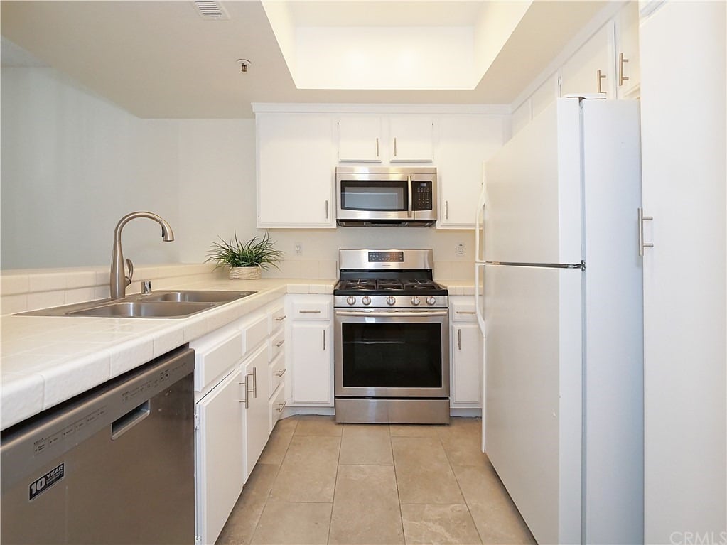 2563 Plaza Del Amo #204