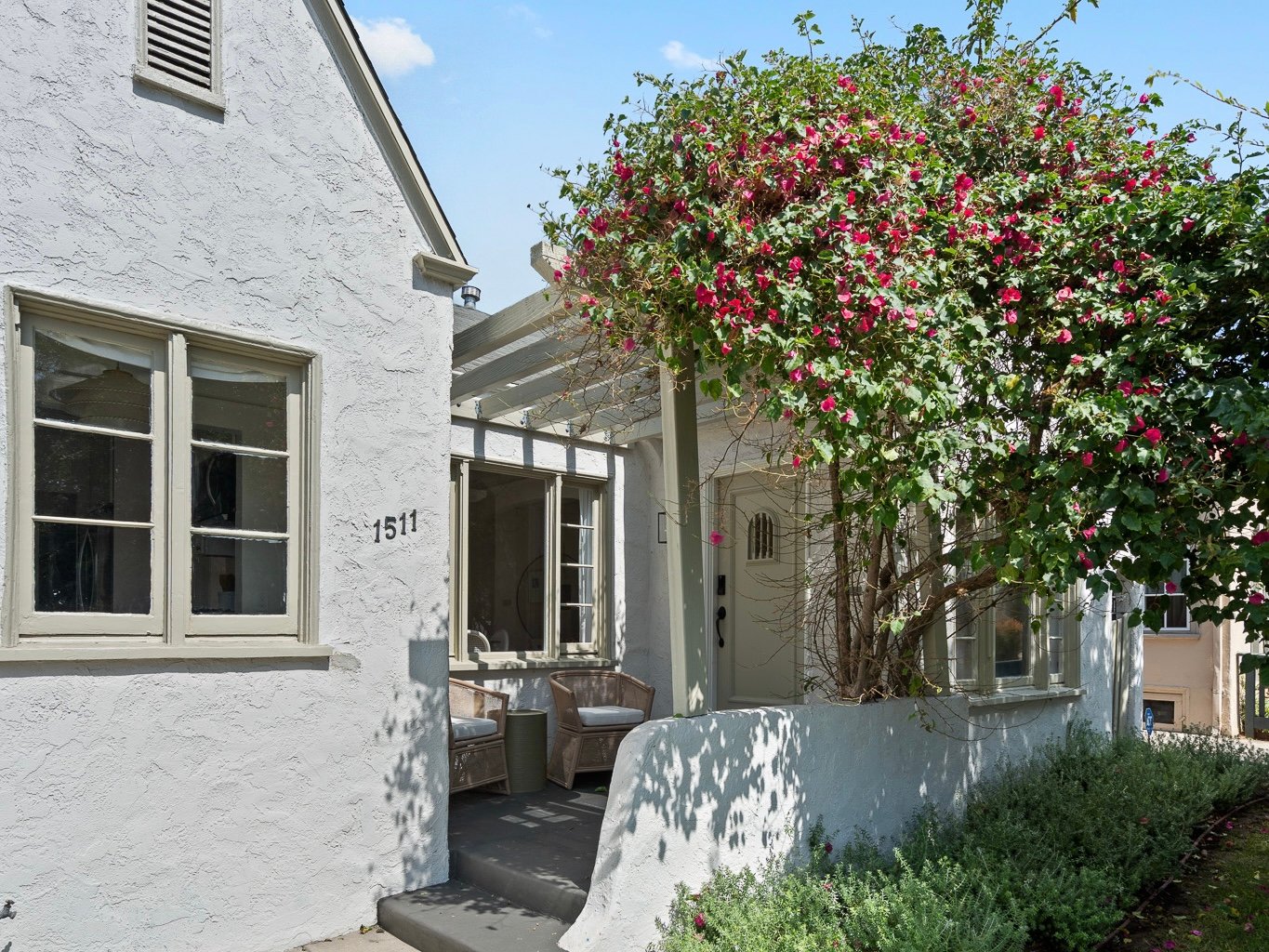 Re-imagined Quaint Country English with Guest House and Grand Rear Yard!
