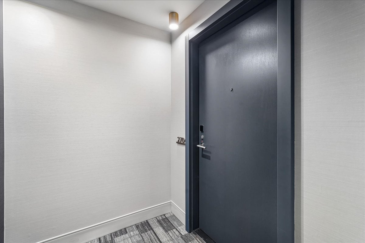 2-bedroom, 2-bathroom CORNER suite