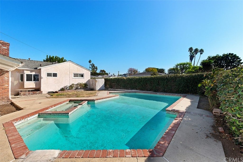 1372 Kenneth Dr