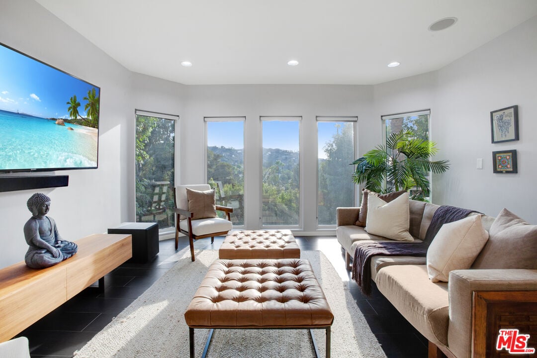 Solaris Manor, N Knoll Dr, 90068