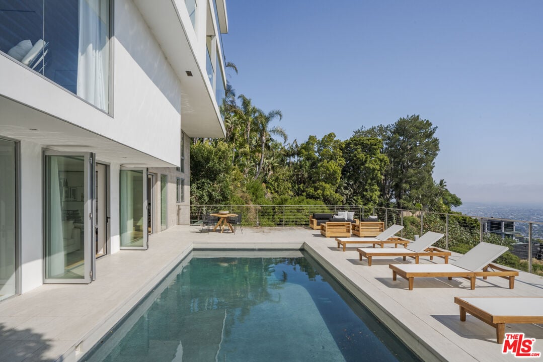 Nova Estate, Sunset Plaza Dr, 90069