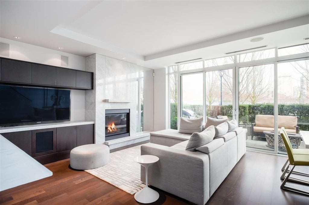 286 Beach Crescent