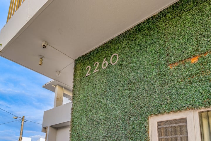 Beach House Apt 8 • King Studio w/ Kitchenette - Airbnb