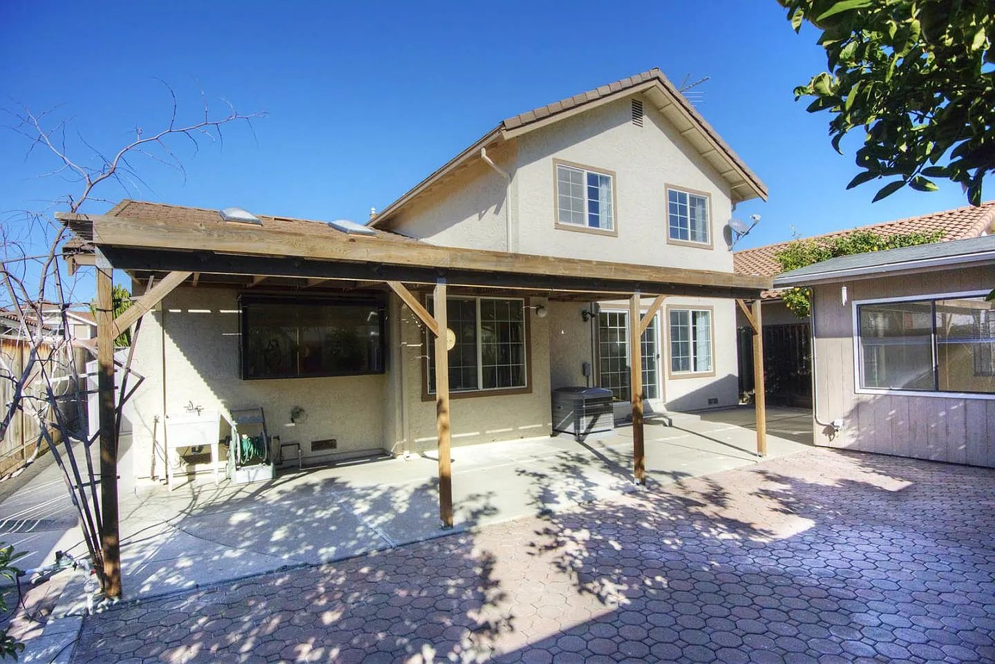 868 Las Lomas Dr