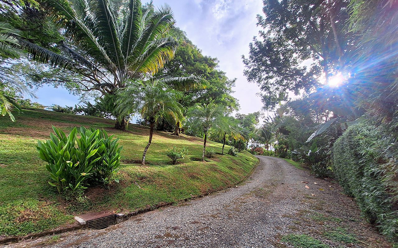 Tropical Getaway with Two Villas and Lush Gardens Near the Heart of Uvita