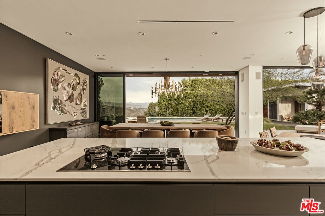 Aria Vista, Stradella Rd, 90077