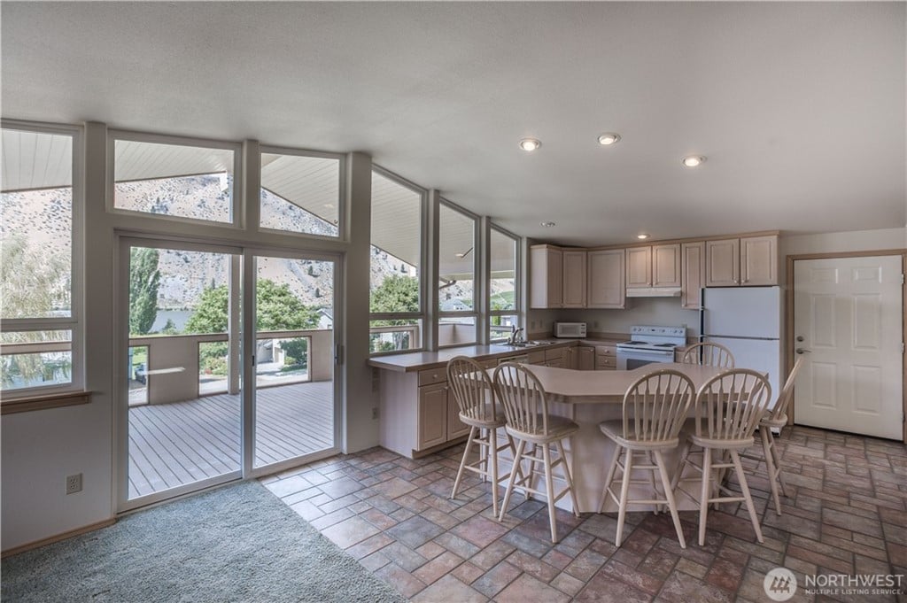 260 Lakefront Dr