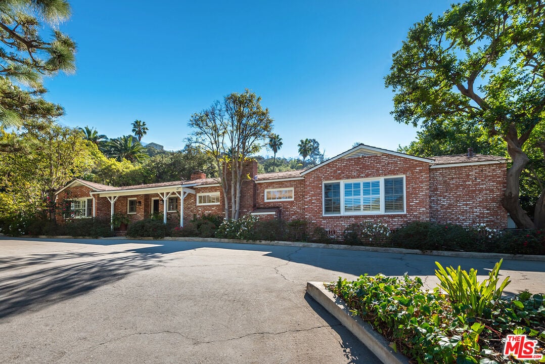 9566 Cherokee Ln