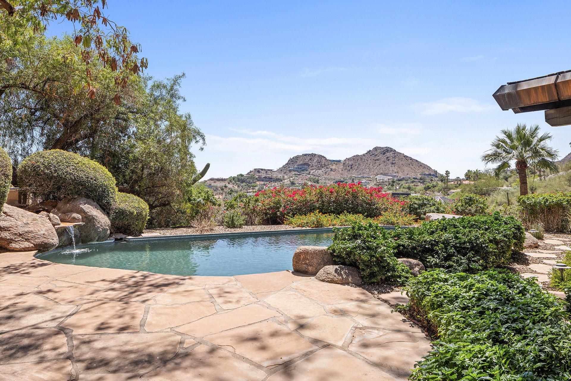 7547 N LAKESIDE Lane