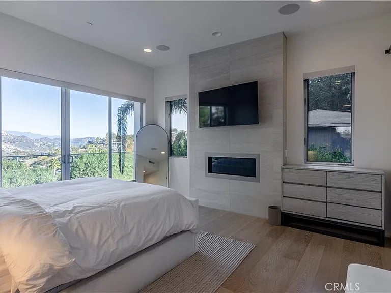 7350 Pacific View Dr