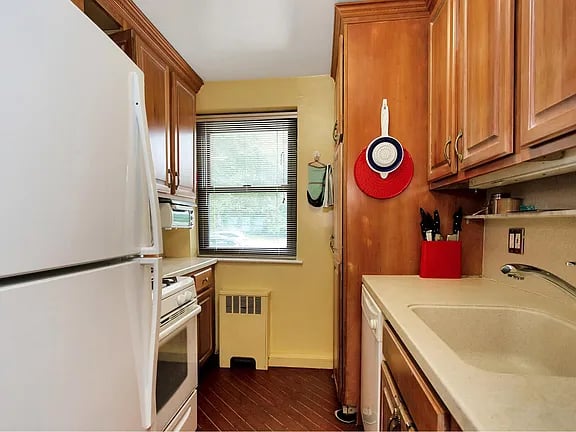 8 W Mill Dr APT 1B