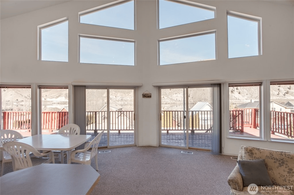 380 Beach Dr