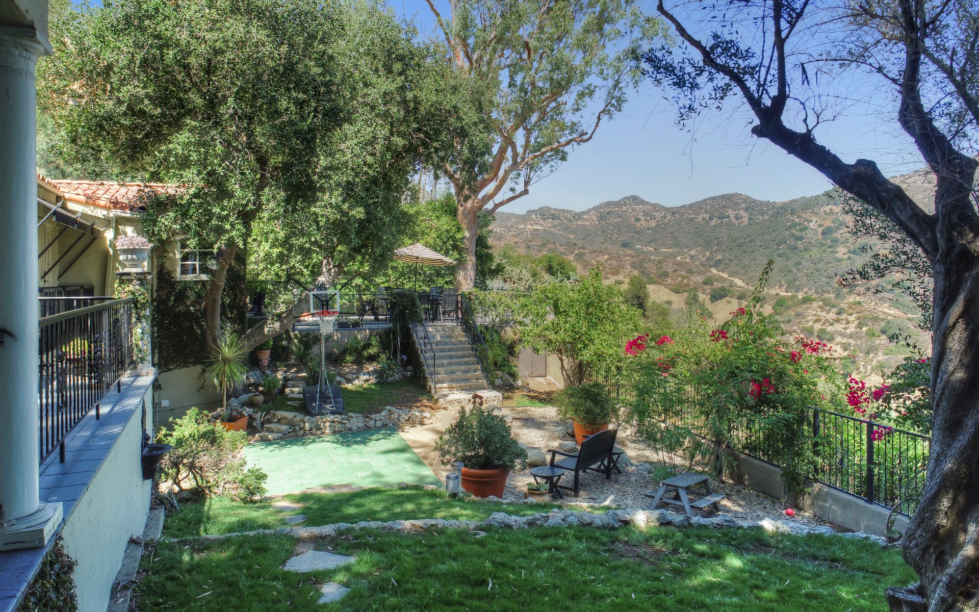  3110 Hollyridge Dr