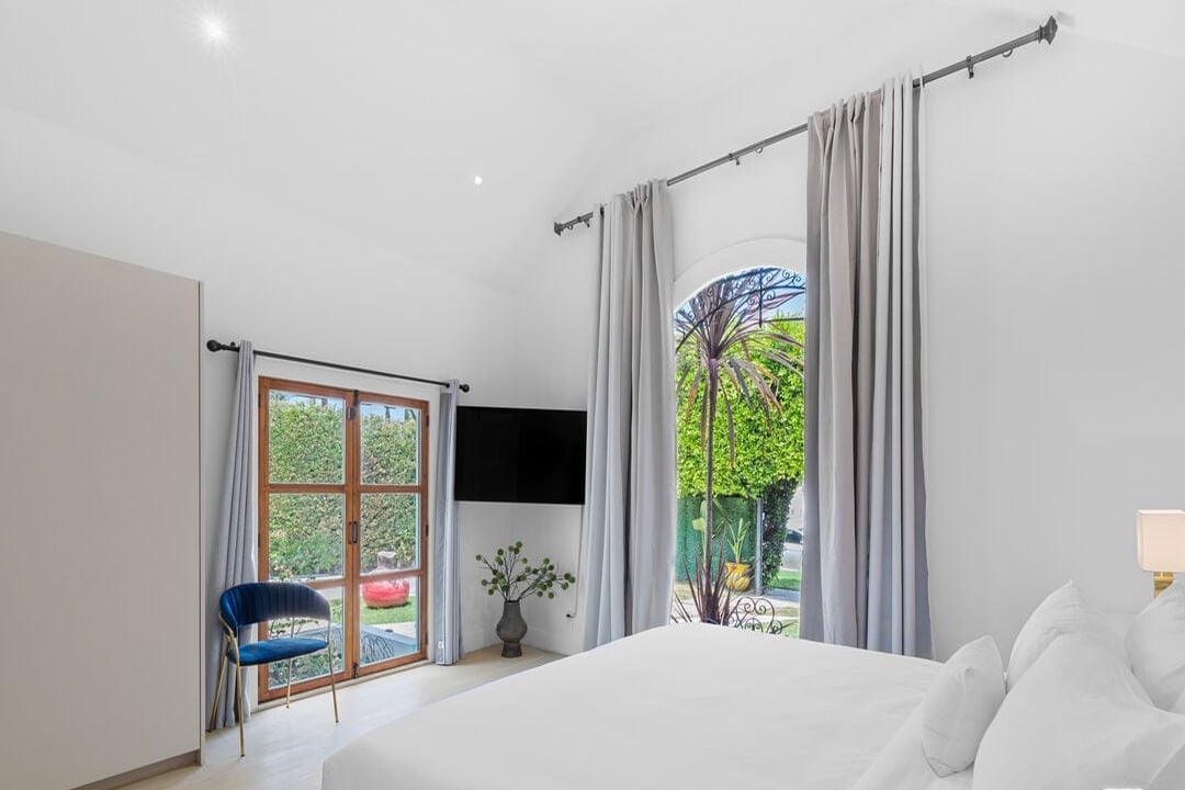 N Crescent Heights Blvd, 90048