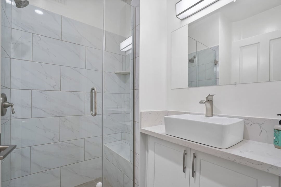 Solaris Manor, N Knoll Dr, 90068