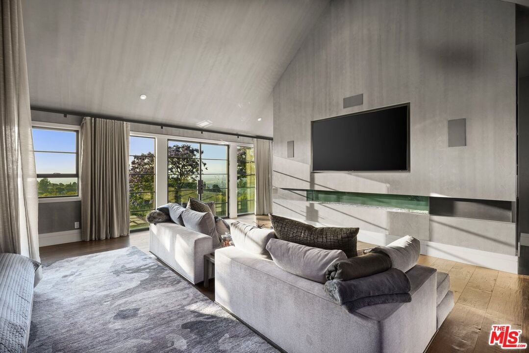 Stone Ridge Ln, 90077