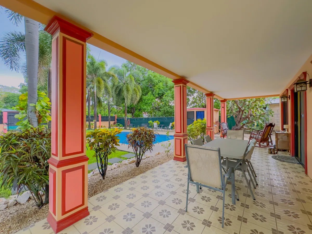 Spacious Living Near Town and Beach