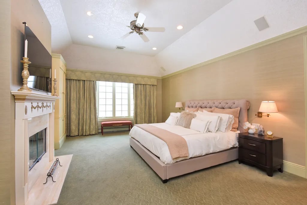 39 Hunting Hollow Ct