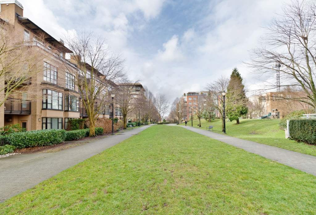 262-2175 Salal Dr
