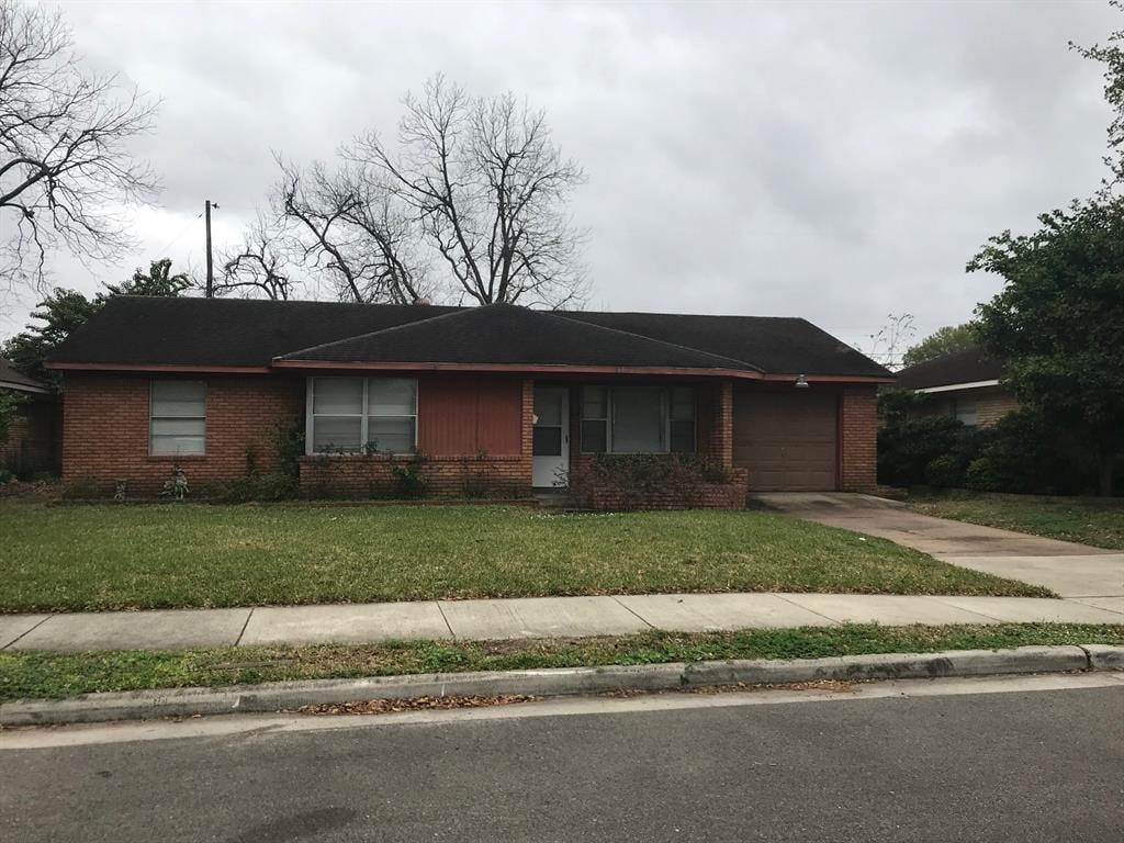105 W Riverwood Dr