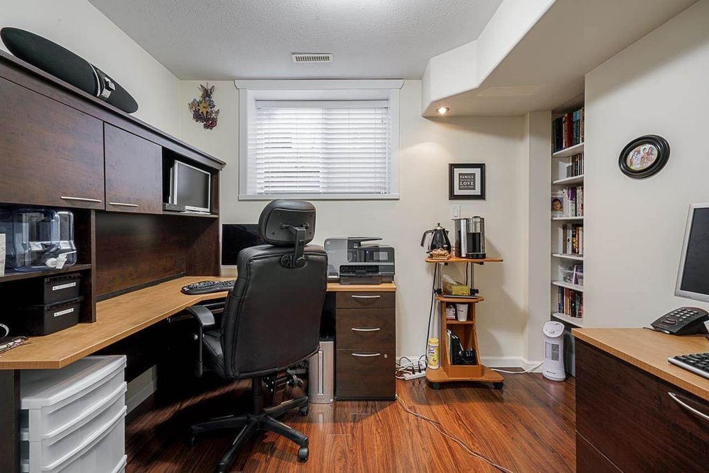 18938 70 Ave