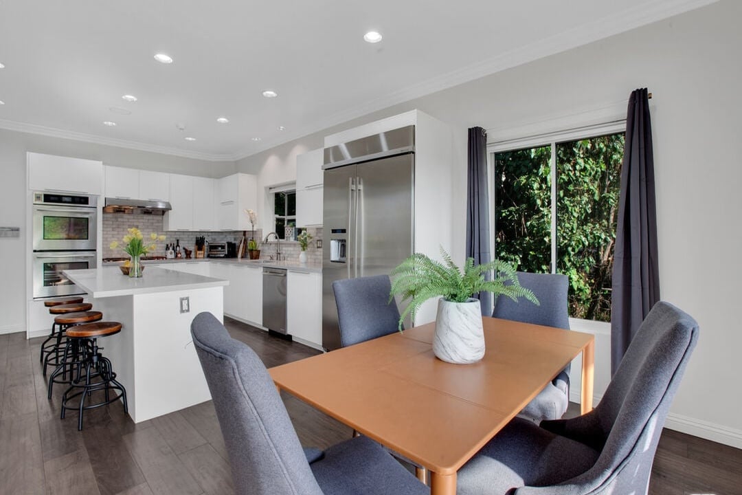 Solaris Manor, N Knoll Dr, 90068