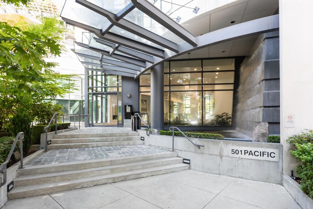 501 Pacific St, #402