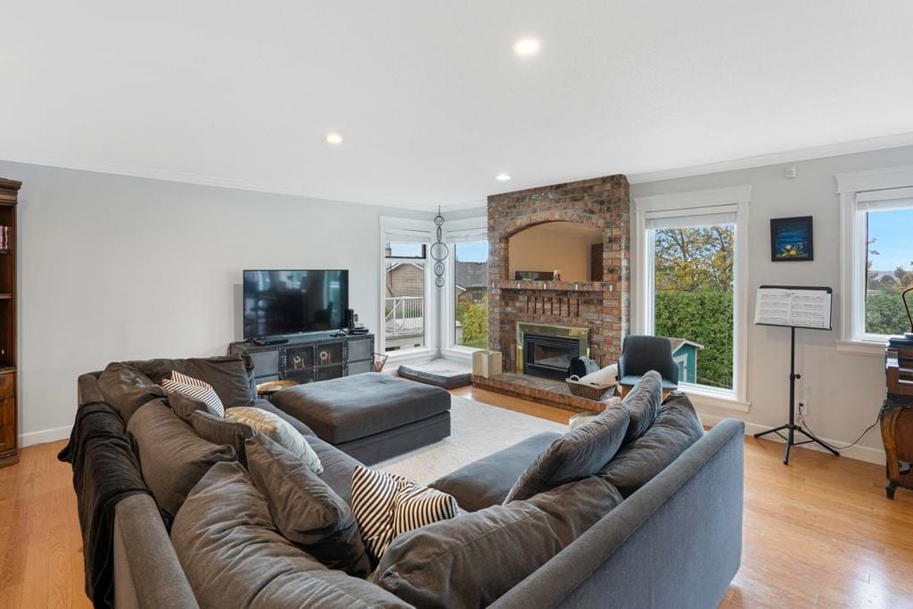 15880 Buena Vista Ave