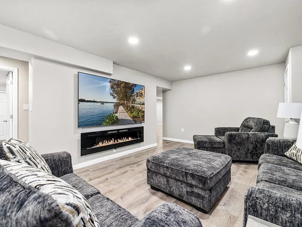 3938 Augusta Ln