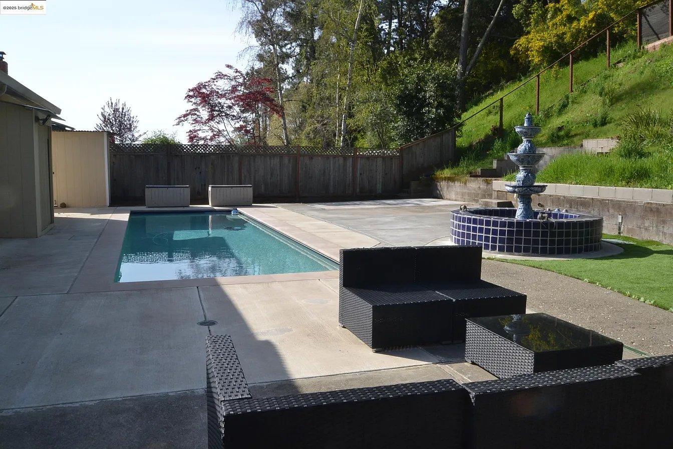 8153 Surrey Ln