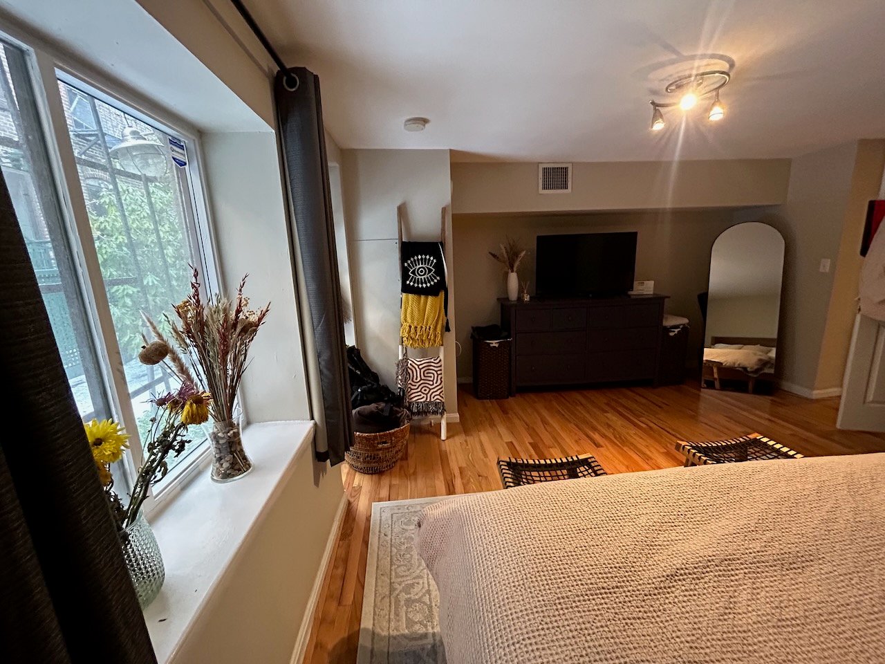Warren Avenue - Private Entry 1 bed 1 bath w/ Laundry - Pets Negotiable! AVAILABLE MAY 1