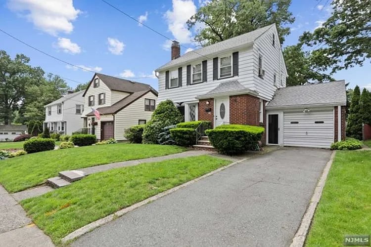 10 Fairway St