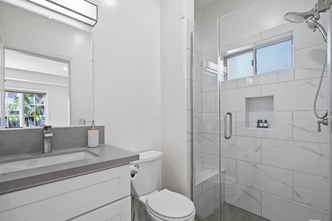 Solaris Manor, N Knoll Dr, 90068