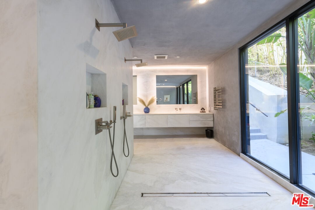 Pinnacle Manor, Willow Glen Rd, 90046