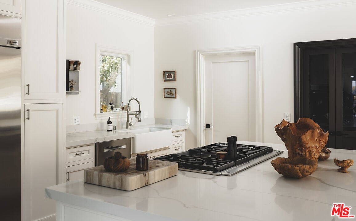 Nova Pavilion, El Cerrito Pl, 90068