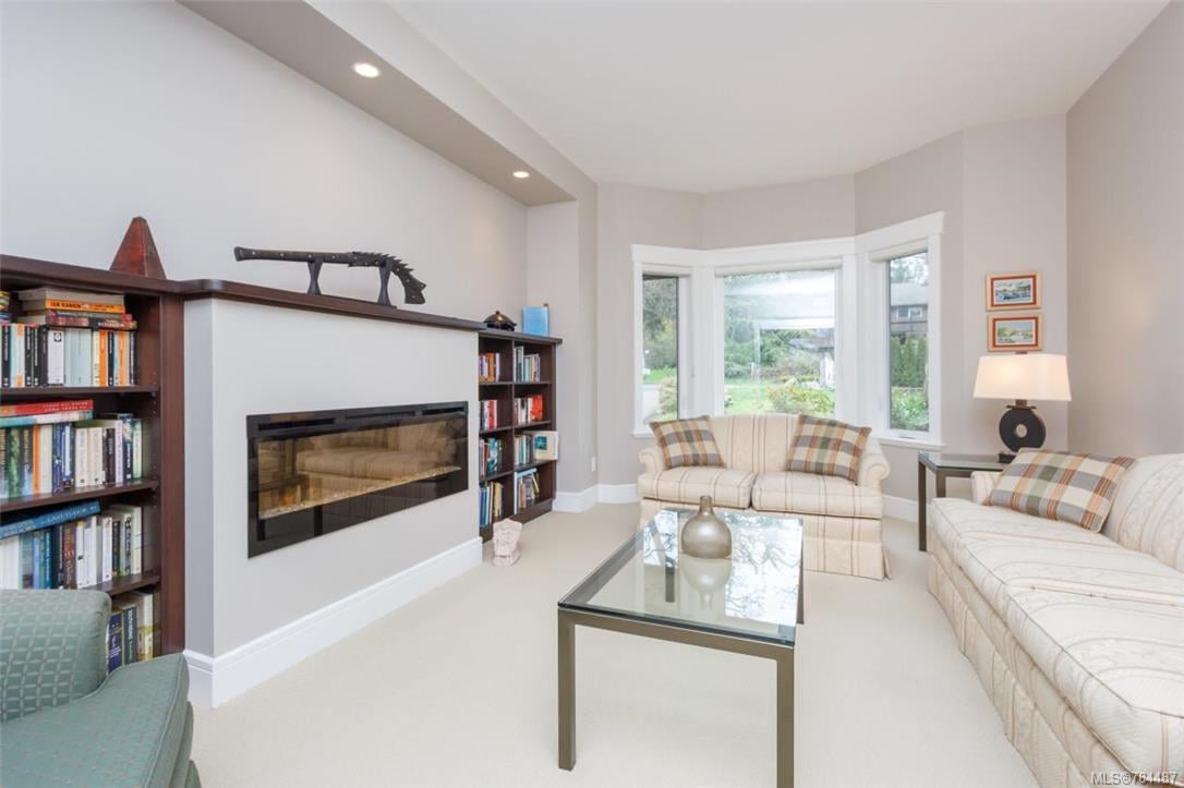 10100 Tsaykum Rd, North Saanich