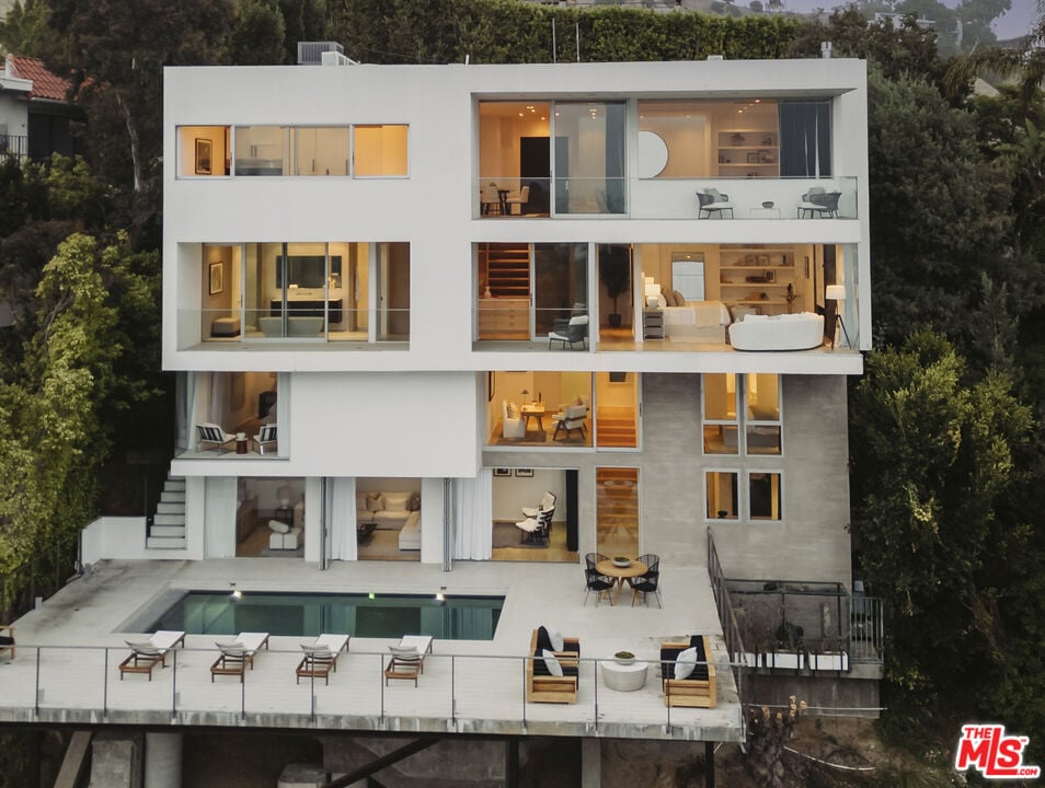 Nova Estate, Sunset Plaza Dr, 90069