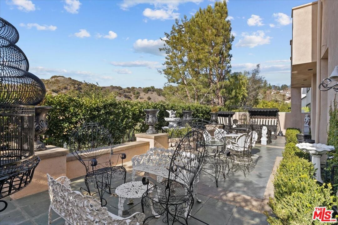 Buckingham Ln, 90077