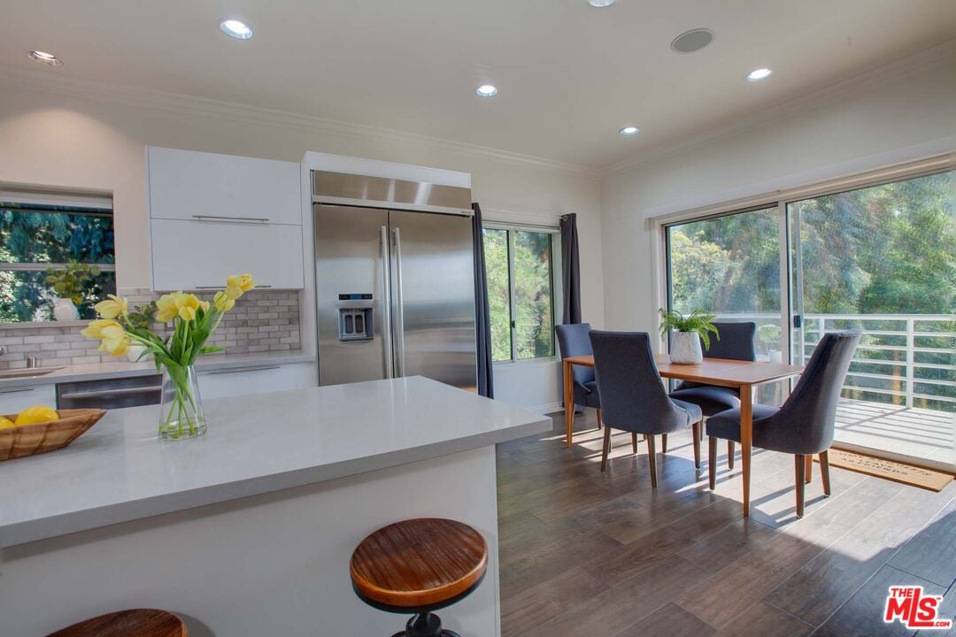 Solaris Manor, N Knoll Dr, 90068