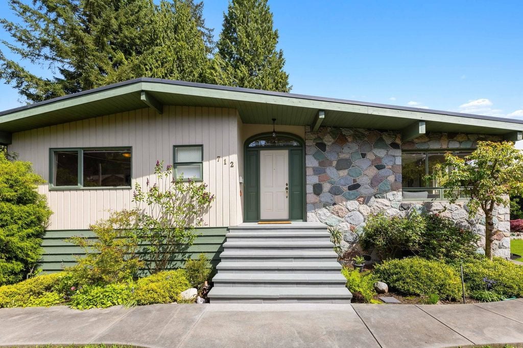 712 Fairway Dr