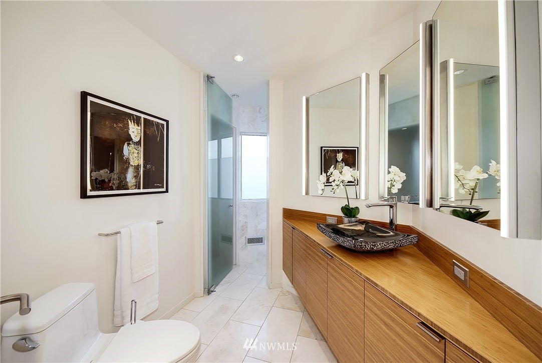 8631 Inverness Dr, NE